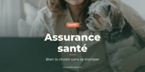 Femme assise qui tient dans ses bras un petit chien à poils longs