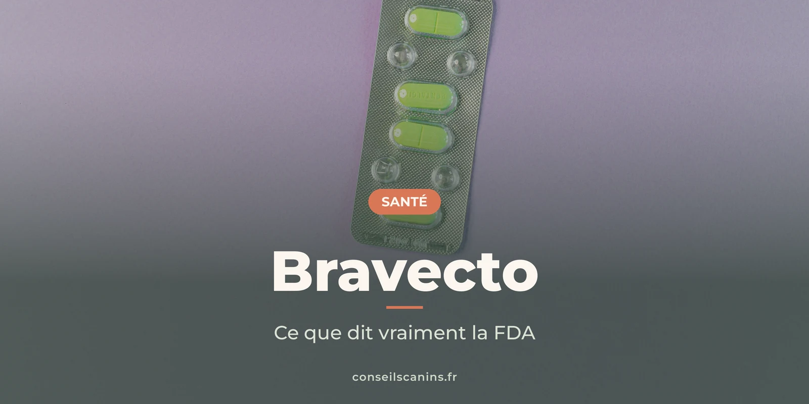 Plaquette de comprimés verts sur un fond violet pastel