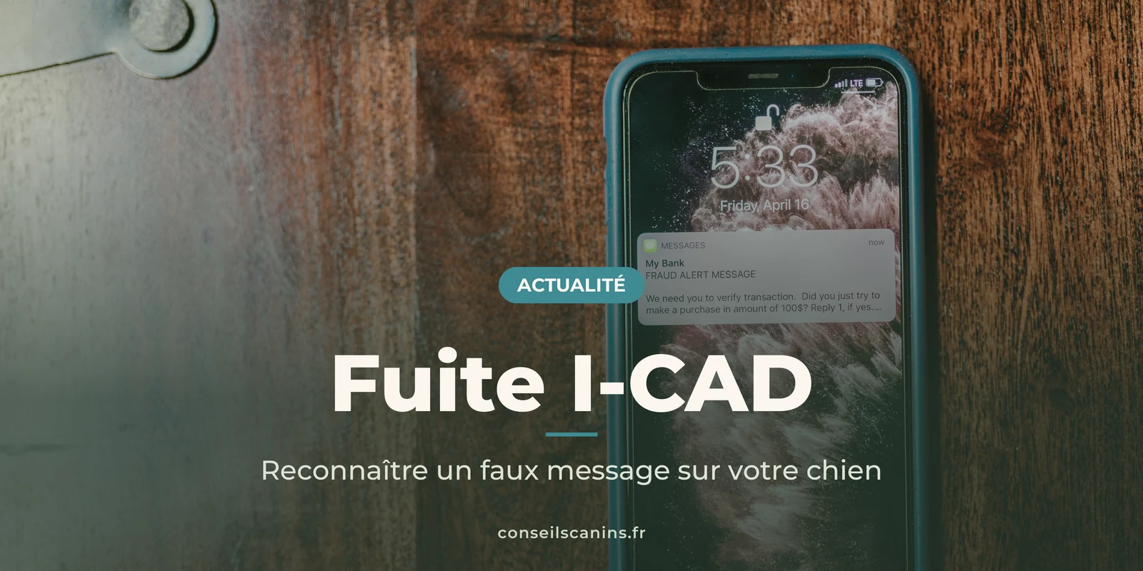 Smartphone posé sur une table en bois, affichant une alerte de message frauduleux