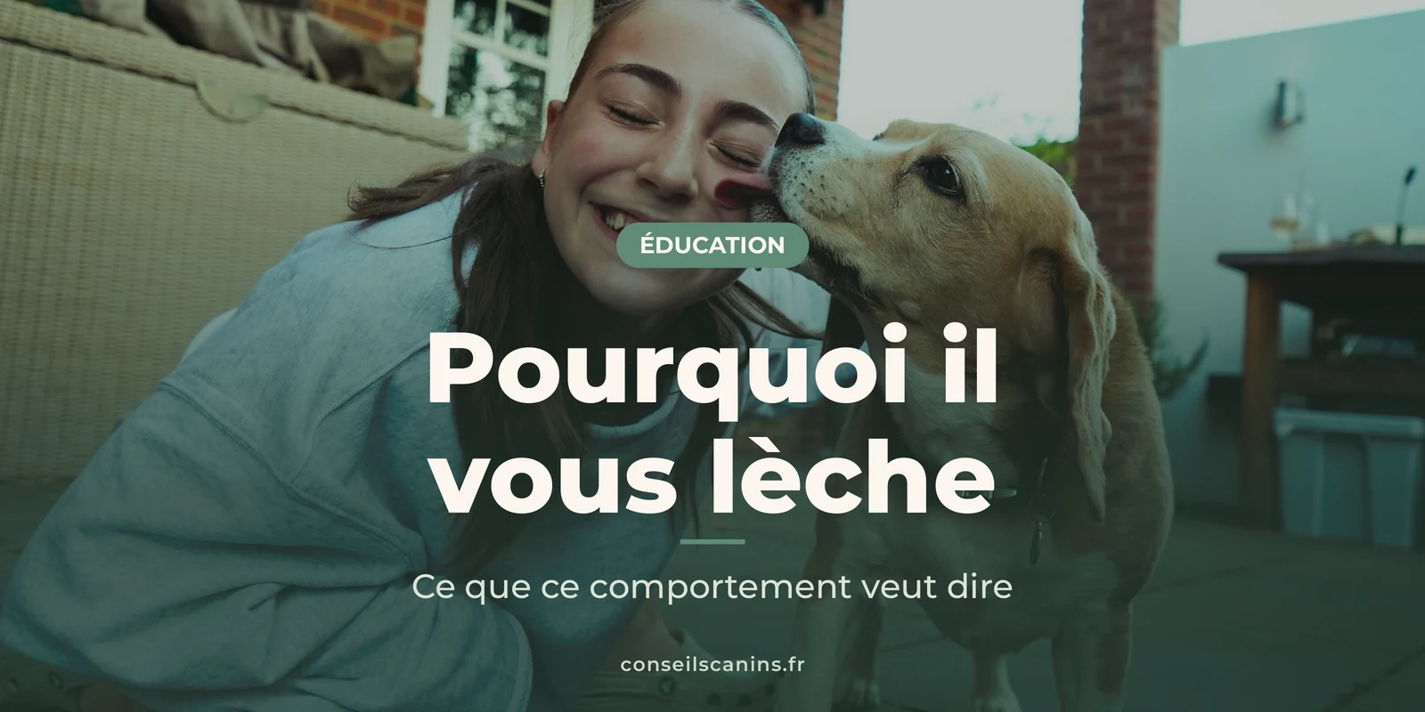 Jeune femme souriante qui reçoit un coup de langue de son beagle sur la joue